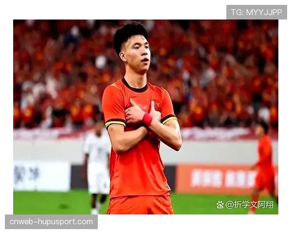 特写:看台上,一位小球迷为丢单刀而掩面哭泣 特写:看台上,一位小球迷为丢单刀而掩面哭泣